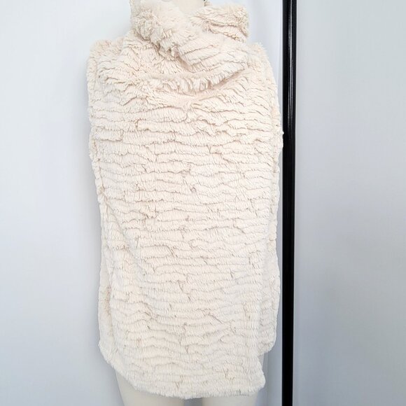 Alya Light Cream Faux Fur Sleeveless Vest with Pockets - Picture 1 of 14